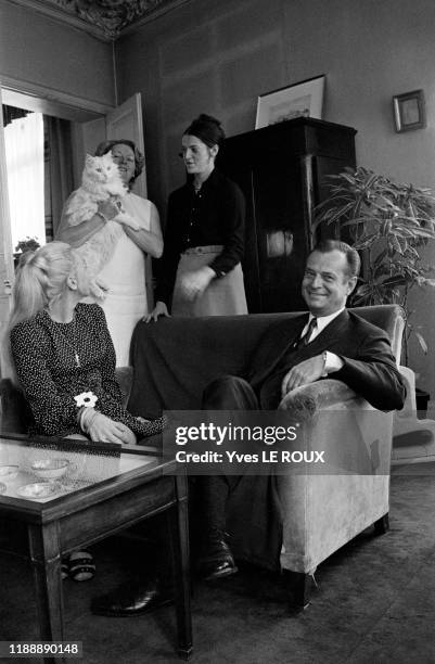 Jean Lecanuet chez lui à Rouen en compagnie de sa femme Denise et de ses 2 filles Françoise et Brigitte et du chat 'La Bise' le 27 avril 1969, France.