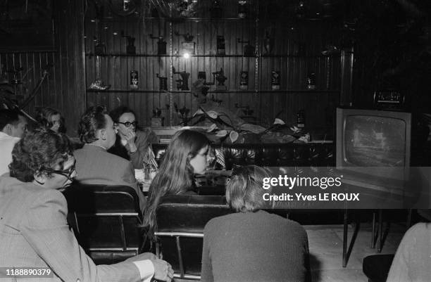 La foule regarde les images les astronautes de la mission Apollo XI marchés sur la lune dans la nuit du 20 au 21 juillet 1969, Paris, France.