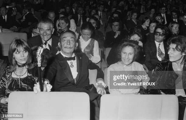 Amanda Lear, Salvador Dali et sa femme Gala à la 1ère du film 'Tristina' à Paris le 28 avril 1970, France.
