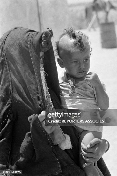 Une femme porte son enfant dans ses bras à Charm el-Cheikh en mai 1971, Egypte.