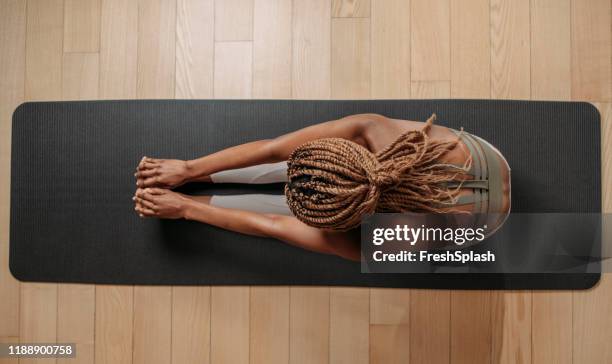 deportista haciendo ejercicio físico - colchoneta de ejercicio fotografías e imágenes de stock