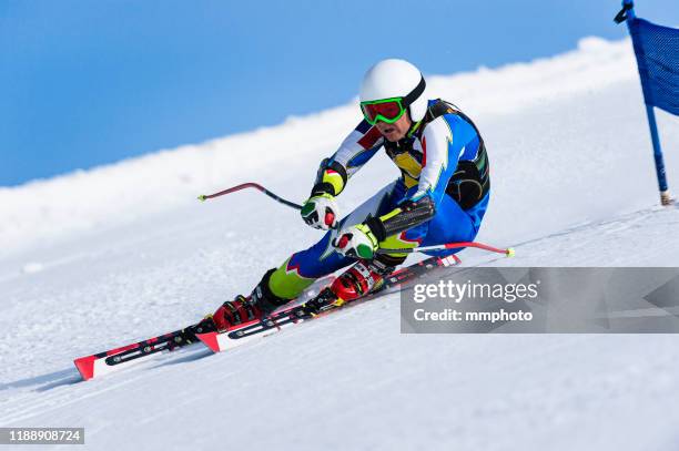 young adult alpine skier practicing downhill - descida livre - fotografias e filmes do acervo