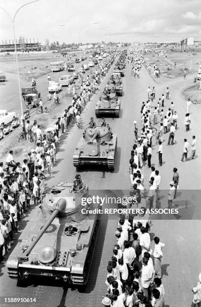 Armée défile dans les rues de Djakarata lors de la prise du pouvoir de Soeharto, Djakarta le 18 mars 1966, Indonésie.