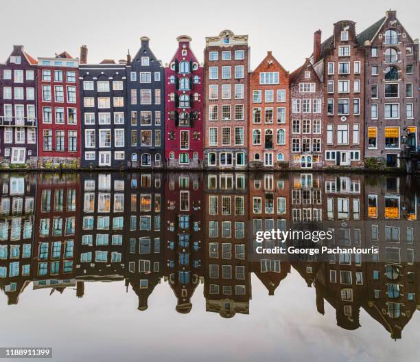 row of houses in amsterdam, the netherlands - amsterdam canal stockfoto's en -beelden