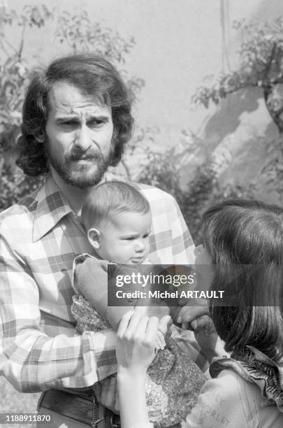 Michel Fugain avec sa femme Stéphanie et leur fille Marie chez eux en mai 1974, France.