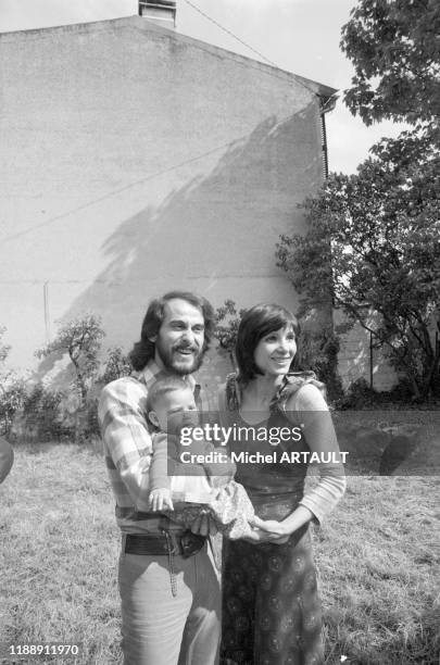 Michel Fugain avec sa femme Stéphanie et leur fille Marie chez eux en mai 1974, France.