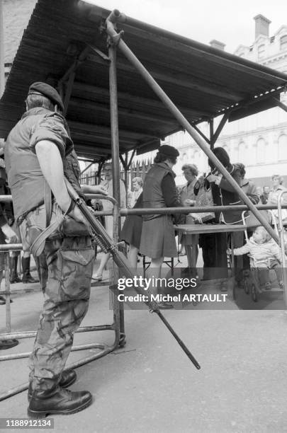 Des soldats britanniques fouillent des passants à Belfast le 28 mai 1974, Irlande du Nord.