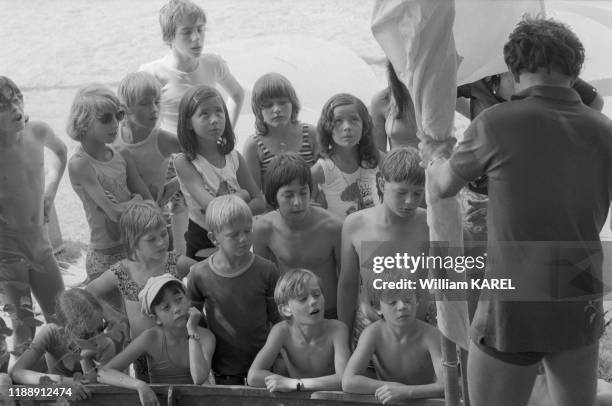 Un moniteur de voile explique les rudiments de la navigation à des jeunes enfants dans un centre de vacances près de Briançon en juillet 1974, France.