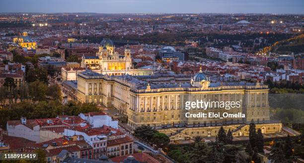 luchtfoto van het palacio real en de almudena kathedraal bij zonsondergang - koninklijk paleis van madrid stockfoto's en -beelden