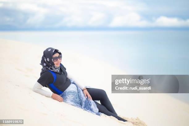 moslem frau am strand - muslim woman beach stock-fotos und bilder