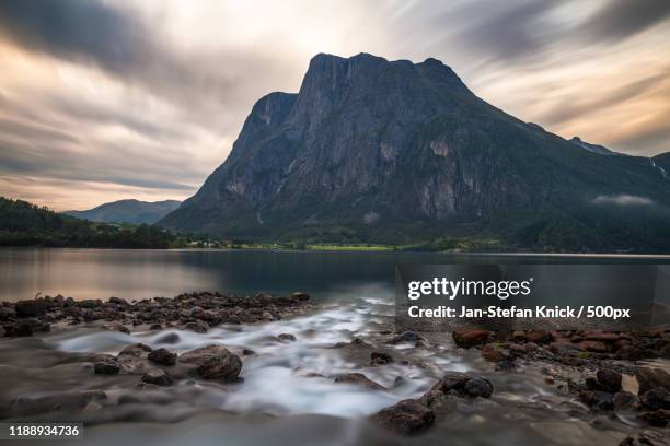 landscape with eikesdalsvatnet lake at sunset, more og romsdal, norway - jan stefan knick stockfoto's en -beelden