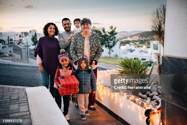 クリスマスイブの家族訪問 - guest door ストックフォトと画像