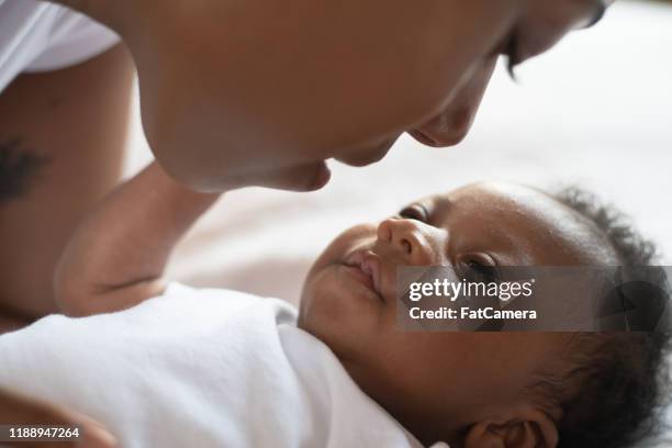 afrikanische säugling und mutter intimate moment stockfoto - cute black newborn babies stock-fotos und bilder