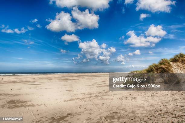 cloudy sky over sandy beach, oosterend, terschelling, netherlands - terschelling stock-fotos und bilder