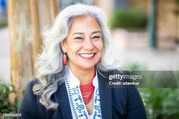 portret van een gelukkige mexicaanse zakenvrouw - mature hispanic woman portrait stockfoto's en -beelden