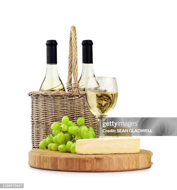 cheese board and wine - chardonnay grape 個照片及圖片檔