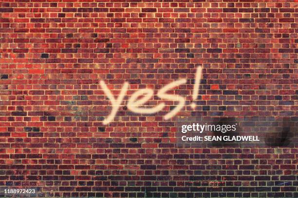 yes wall - yes imagens e fotografias de stock