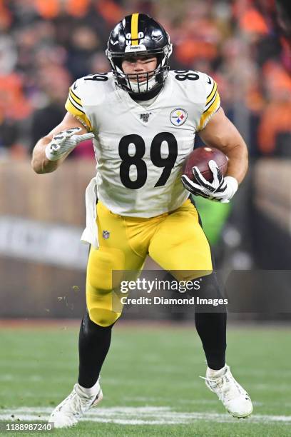 Tight end Vance McDonald of the Pittsburgh Steelers carries the ball in the second quarter of a game against the Cleveland Browns on November 14,...