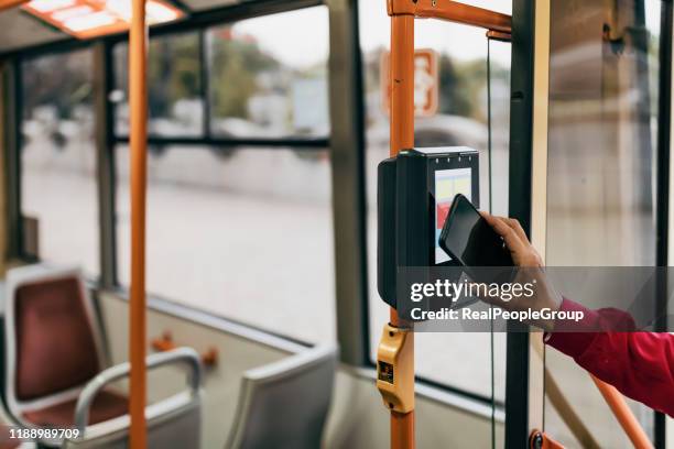 digital wallet payment - pagamento sem contacto imagens e fotografias de stock