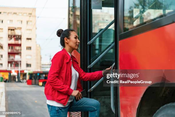 vrouw die de openbare tram betreedt - travel real people stockfoto's en -beelden