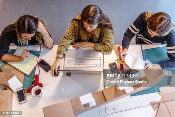 architekturstudenten studieren im klassenzimmer auf eigene faust - forschung teenager stock-fotos und bilder