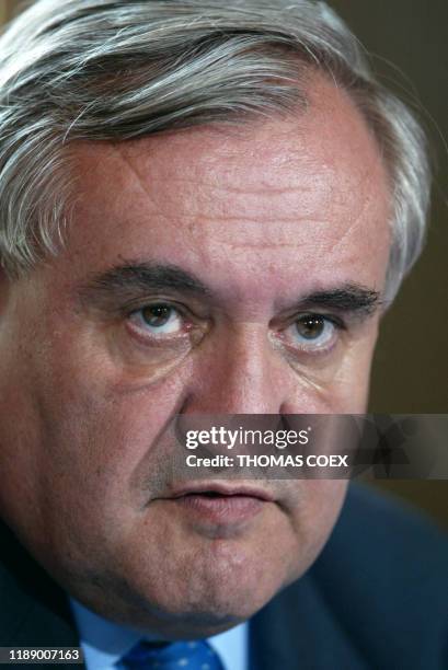 Le Premier ministre Jean-Pierre Raffarin participe, le 26 mai 2003 à l'hôtel Matignon à Paris, à une conférence de presse organisée à l'issue d'un...