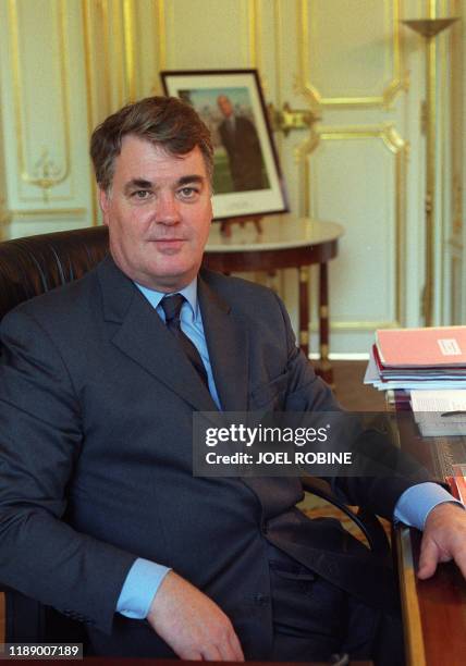 Le ministre de la Fonction publique, Jean-Paul Delevoye, pose dans son bureau, le 14 mai 2002 au ministère à Paris. M. Delevoye a reçu, ce jour, les...