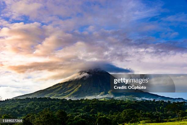 arenal vulkaan, costa rica - arenal volcano stockfoto's en -beelden