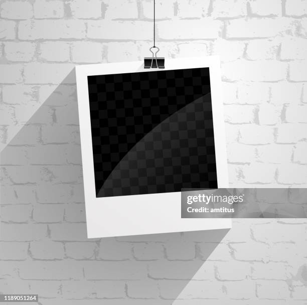 stockillustraties, clipart, cartoons en iconen met polaroid opknoping bakstenen muur - kader ophangen