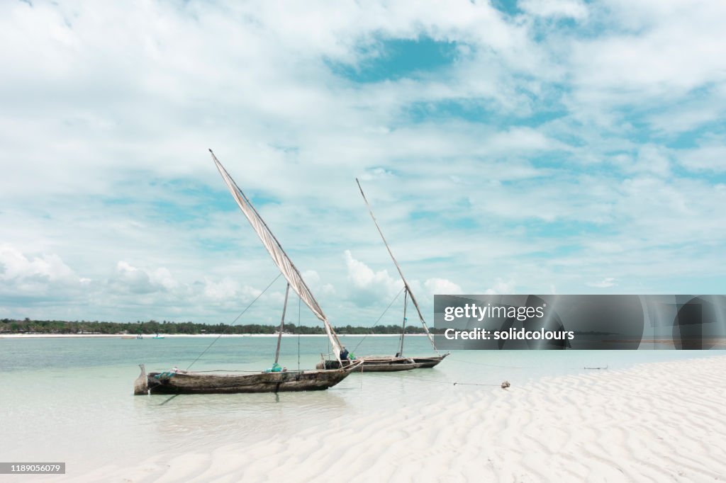 Vissersboot op Diani Beach