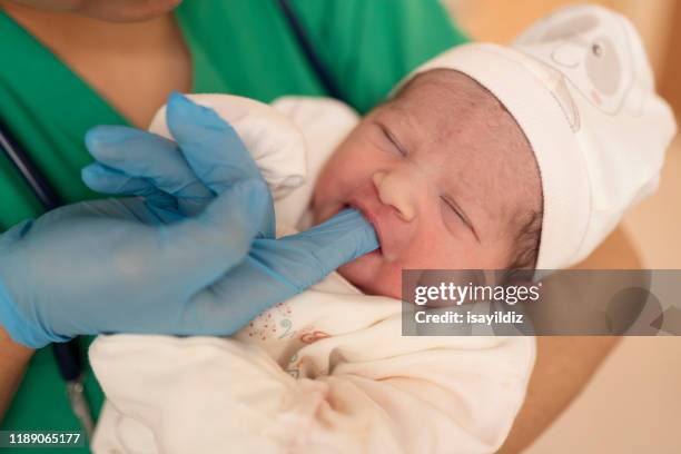 bebé y médico recién nacidos - sucking fotografías e imágenes de stock