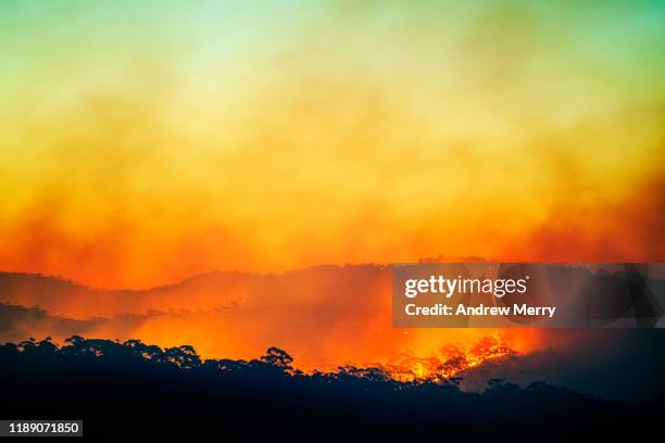 forest fire, bushfire on mountain with flames, smoke clouds and dusk sky at sunset, blue mountains, australia - apokalypse stock-fotos und bilder