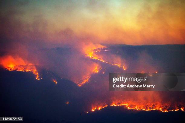 fire front, wall of fire, line of fire, forest fires, bushfires on mountain and valley, blue mountains, australia - katoomba fotografías e imágenes de stock