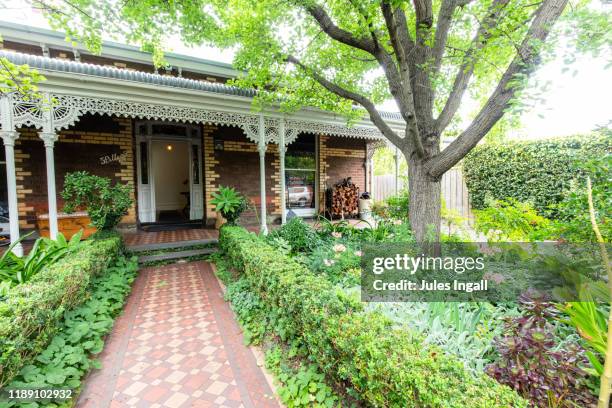 front yard of victorian style house - jardín de delante fotografías e imágenes de stock