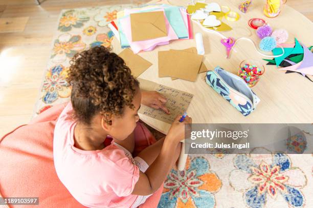 young girl making a card - manualidades fotografías e imágenes de stock
