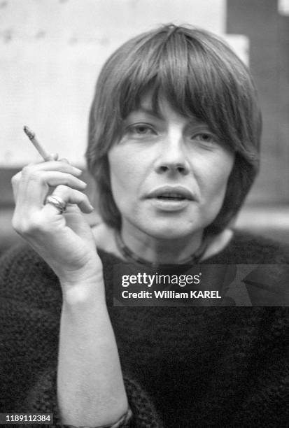 Claire Bretécher lors d'une séance de dédicace au 'Pen Club' à Paris le 14 décembre 1974, France.