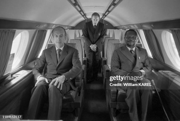Valéry Giscard d'Estaing et Jean-Bédel Bokassa dans l'avion Mystère 20 qui les ramène à la capitale après une partie de chasse le 7 mars 1975 à...