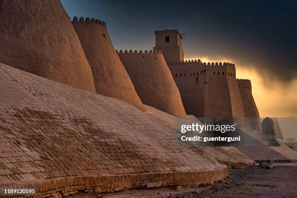 sonnenuntergang an den alten stadtmauern von chiwa, seidenstraße, usbekistan - usbekistan stock-fotos und bilder