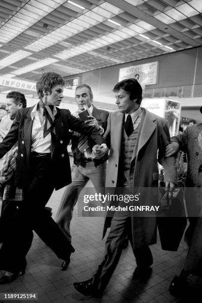 Alain Delon et Carla Gravina lors du tournage du film 'Comme un boomerang' réalisé par José Giovanni à l'aéroport de Nice en mai 1976, France.