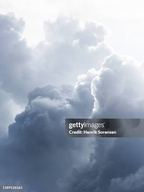 clouds in the sky - selandia fotografías e imágenes de stock