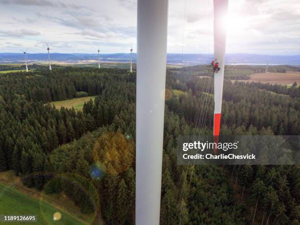 uitzicht vanaf drone op high rise rope access technician inspectie van blade op windturbine - high tech beauty stockfoto's en -beelden