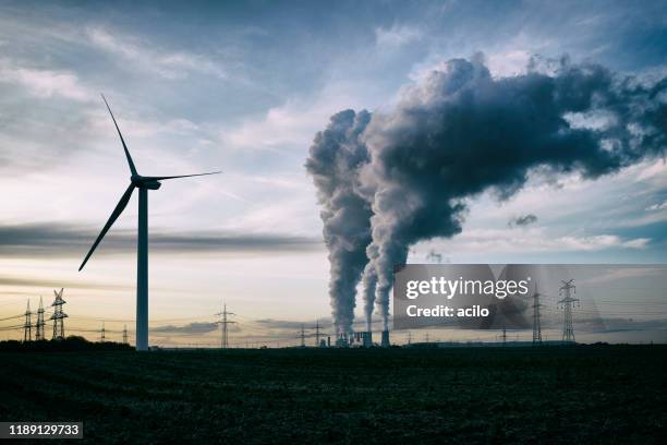 wind energie versus steenkool gestookte elektriciteitscentrale - laboratory for the symptoms of global warming stockfoto's en -beelden