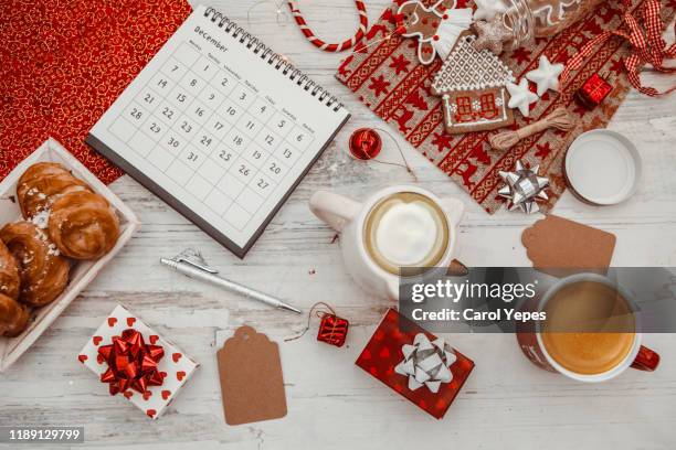 flat lay december calendar in white rustic background - décembre photos et images de collection