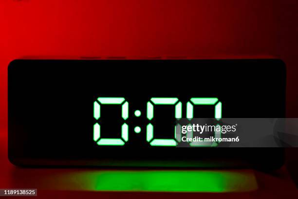 real green led digital clock showing time 0:00 - cero fotografías e imágenes de stock