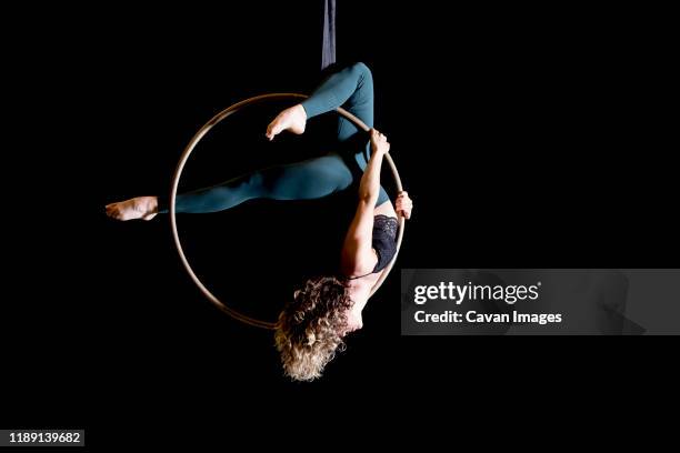 aerial dancing beauty - akrobatische aktivität stock-fotos und bilder