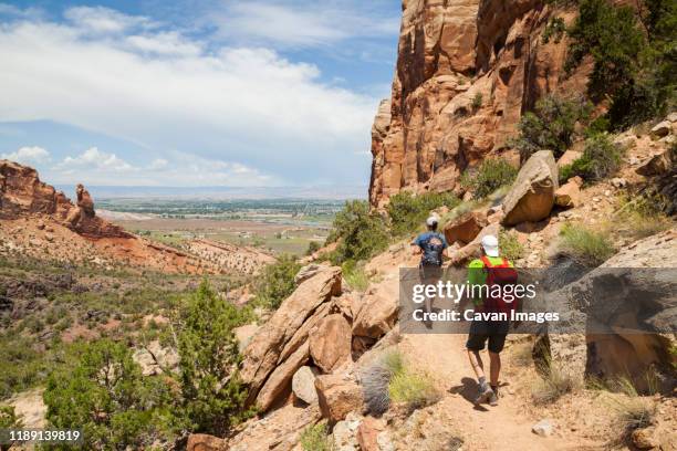 hikers descend wedding canyon trail in colorado national monument - colorado national monument 個照片及圖片檔