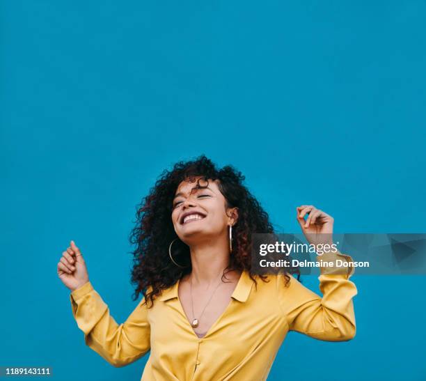 dit lied maakt me gaan wild - danseres stockfoto's en -beelden