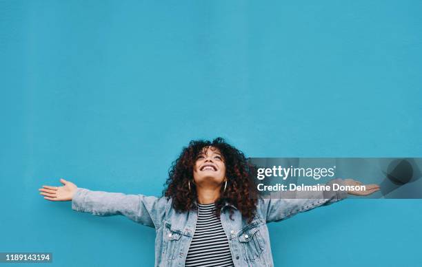 ik wil gewoon het leven vieren - confident woman stockfoto's en -beelden