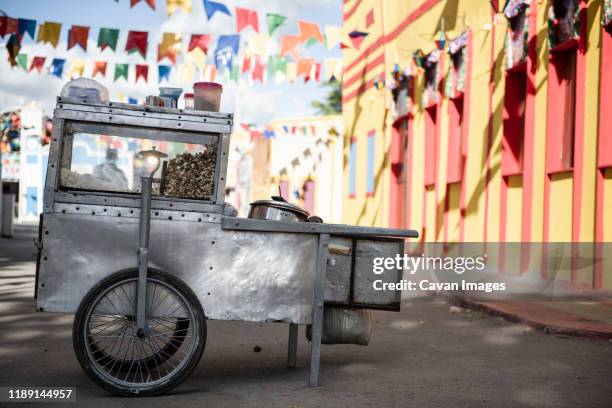 popcorn cart in the streets during brazilian june party - market vendor 個照片及圖片檔