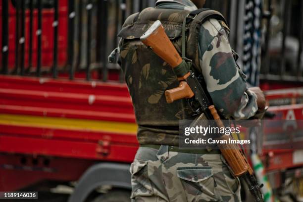soldier with machine gun and camouflage uniform - indian soldier fotografías e imágenes de stock